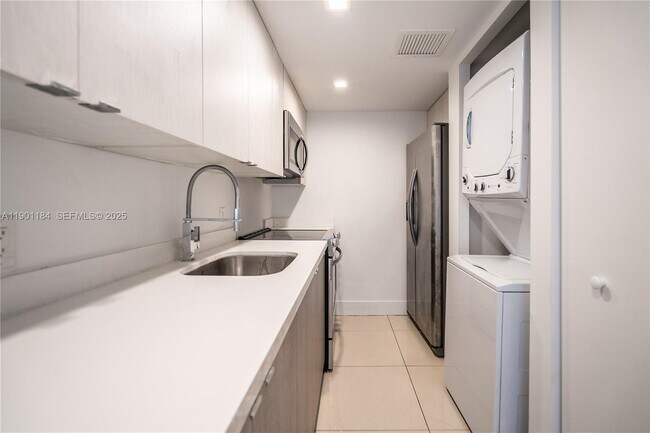 Building Photo - 1985 Bay Dr