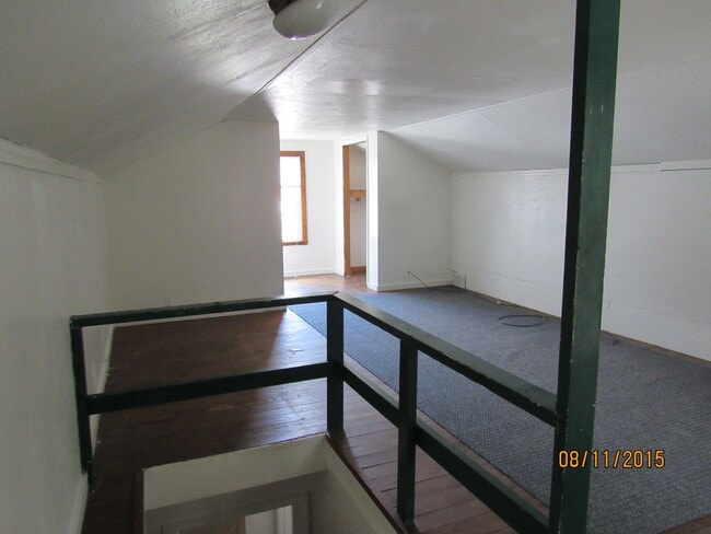Building Photo - 4-5 bedroom home located on Oakland Ave, o...