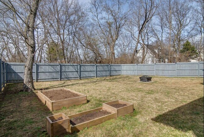 Building Photo - Hillside