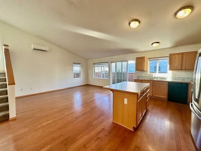 Building Photo - 2 bedroom 2 bathroom Townhouse with Garage