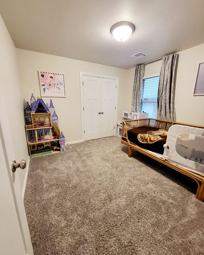 Building Photo - You Could Call This Beautiful 4-Bed, 2-Bat...
