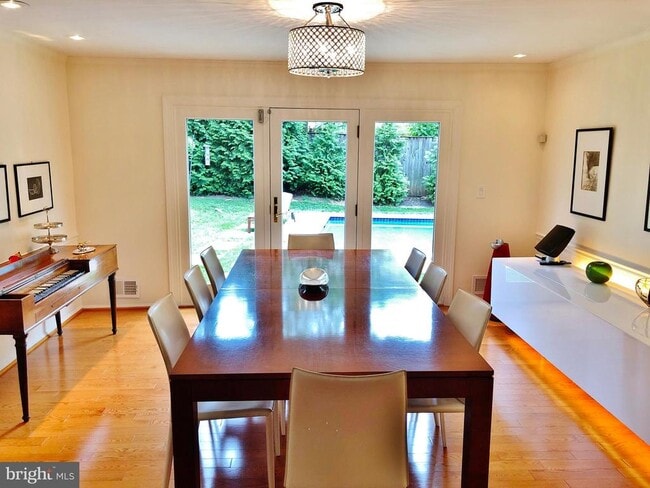 Building Photo - 10309 Bells Mill Terrace