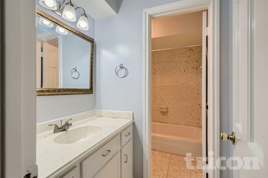 Building Photo - 8103 Oak Moss Dr