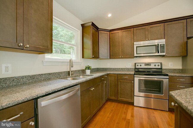Building Photo - Sought After Aquia Harbour