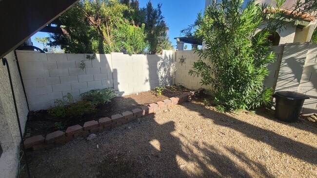 Building Photo - Pointe South Mountain 2-bedroom condo, gat...