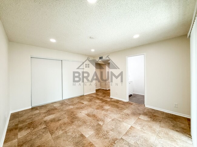 Building Photo - 221 W Elm Ave