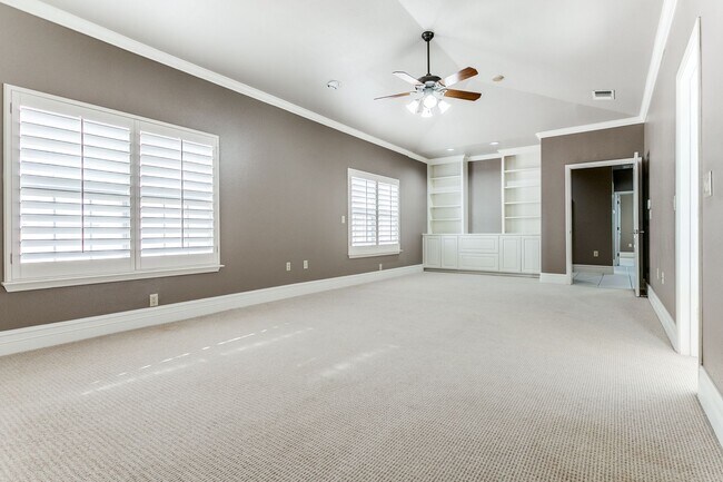 Building Photo - LUXURY 3-BEDROOM TOWNHOME IN ALAMO HEIGHTS