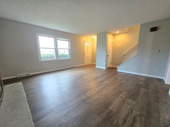 Building Photo - 306 Robinhood Ln