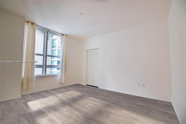 Building Photo - 950 Brickell Bay Dr