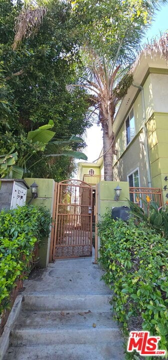 Building Photo - 451 S Doheny Dr