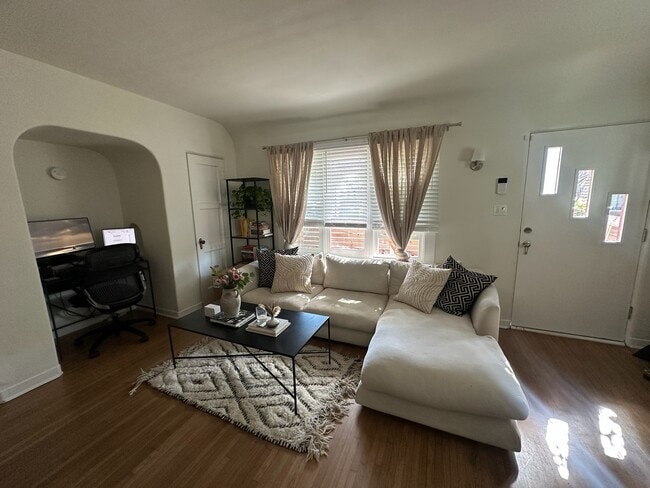 Building Photo - 617 Woodlawn Ave