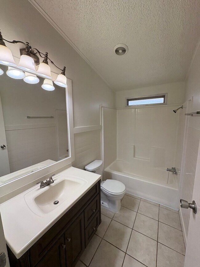 Building Photo - Country home! Private showing only!