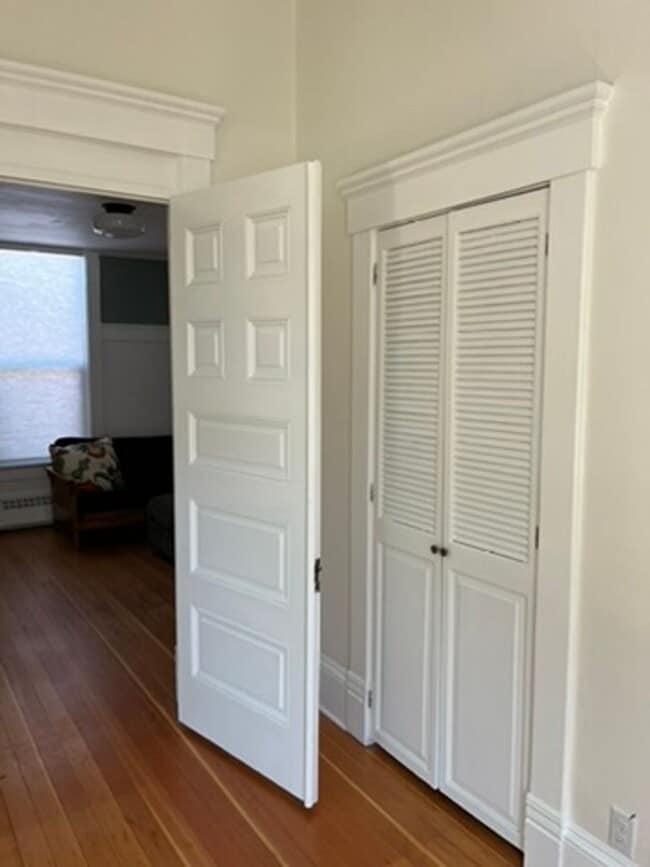 Building Photo - 3 Bed 1 Bath Single Family Home Close to H...