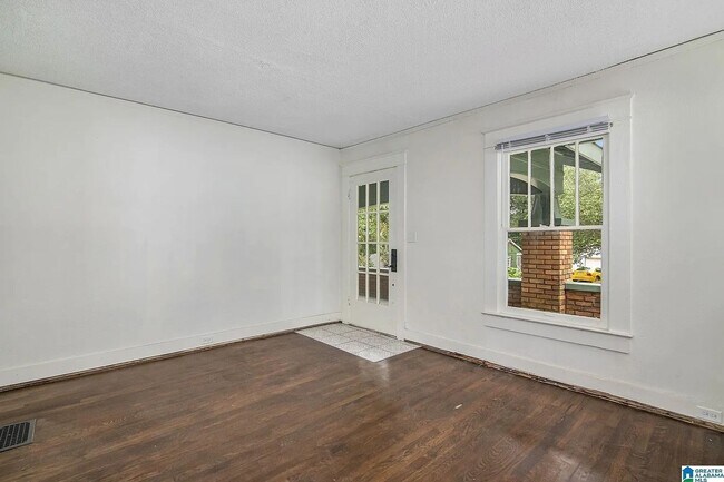 Building Photo - Charming Craftsman Bungalow in South East Lake