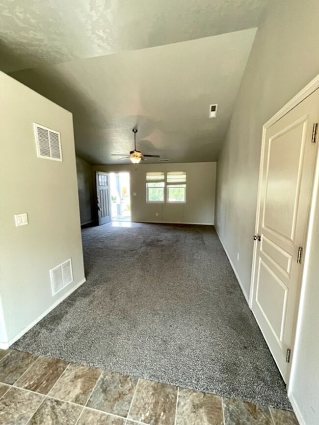 Building Photo - Single level two bedroom home in SE Bend!