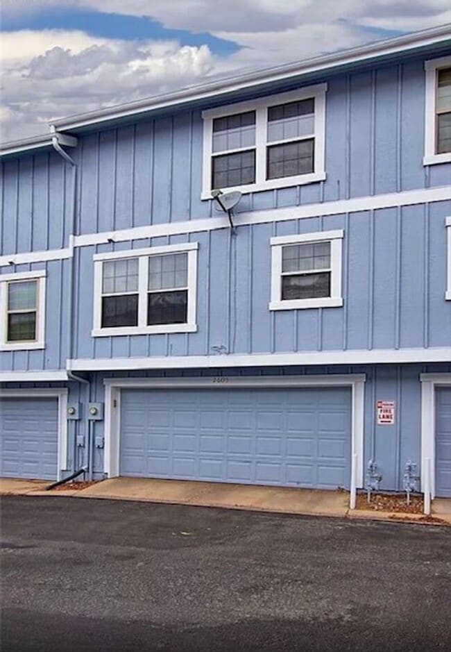 Building Photo - Three Bedroom Townhome with Pool