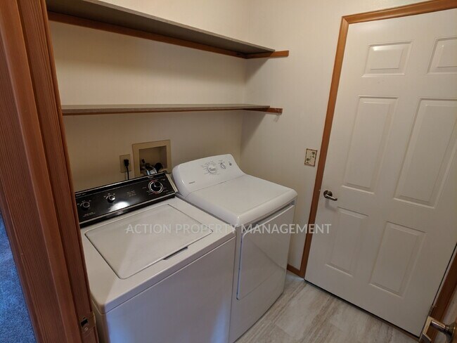 Building Photo - 3 bed 2 bath in Sherwood Village