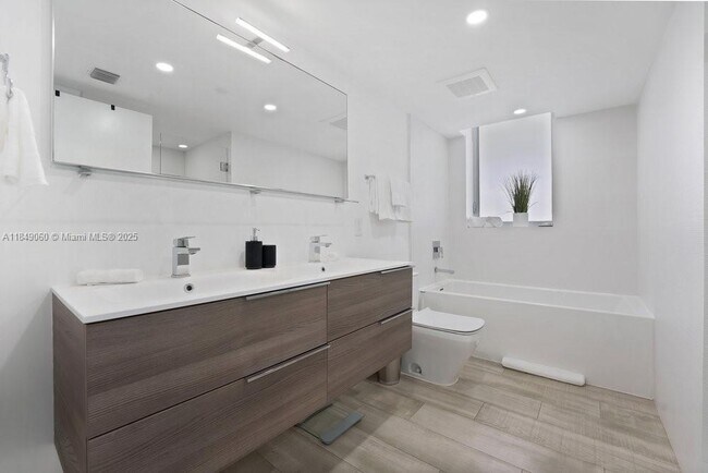 Building Photo - 9261 E Bay Harbor Dr