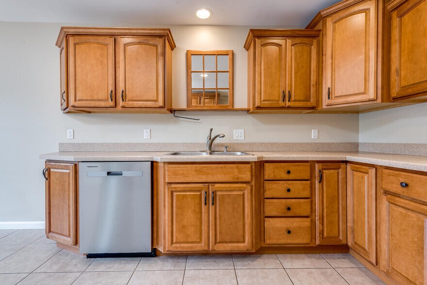 Building Photo - 5 Anastasia Ct