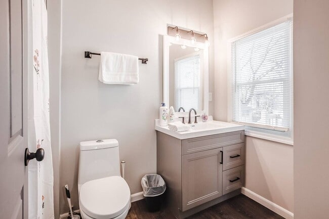Building Photo - Private Unfurnished Single Family Home In ...