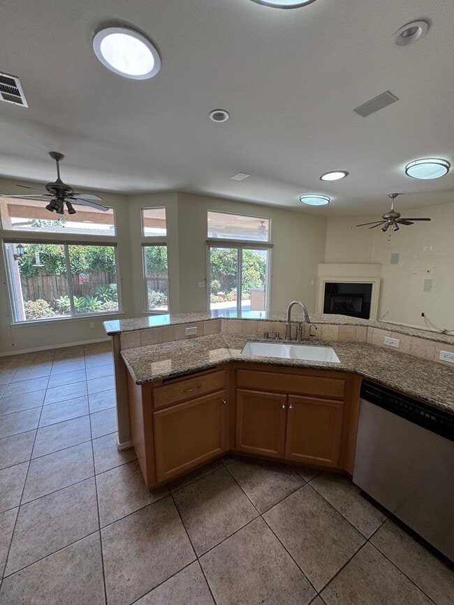 Building Photo - 4 Bed 2 Bath Charming and Well-Cared-For H...