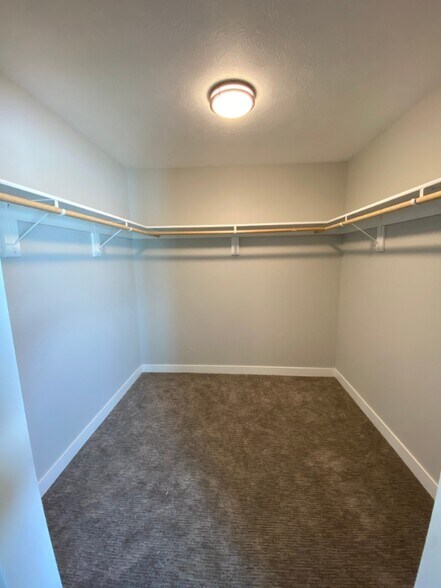 Building Photo - 2920 Sportsmans Dr
