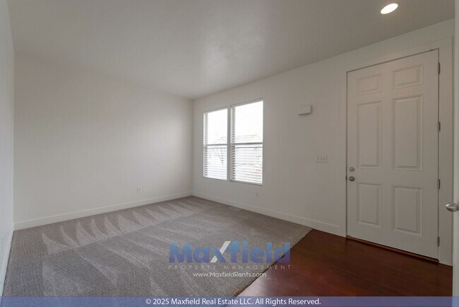 Building Photo - BRAND NEW CARPET - 6BD 4BTH 2GAR - Home in...