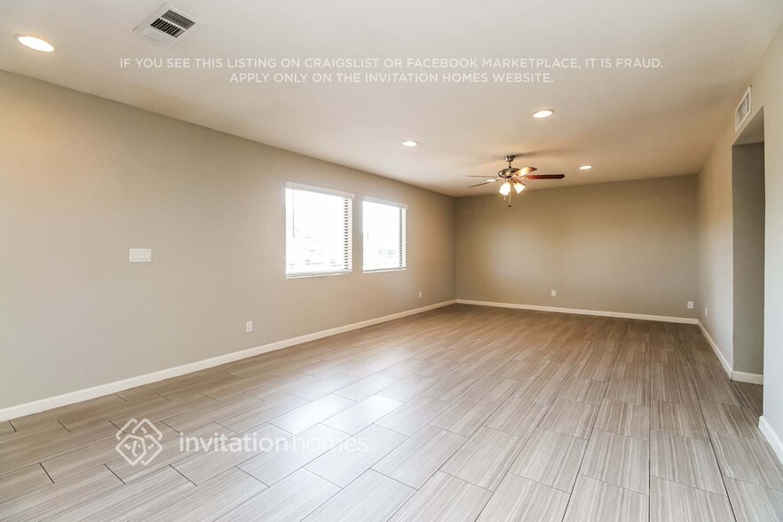 Building Photo - 1027 E Frost Dr