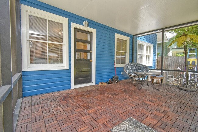 Building Photo - 7 Dupont Ln