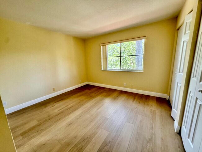 Building Photo - 898 Tulip Cir