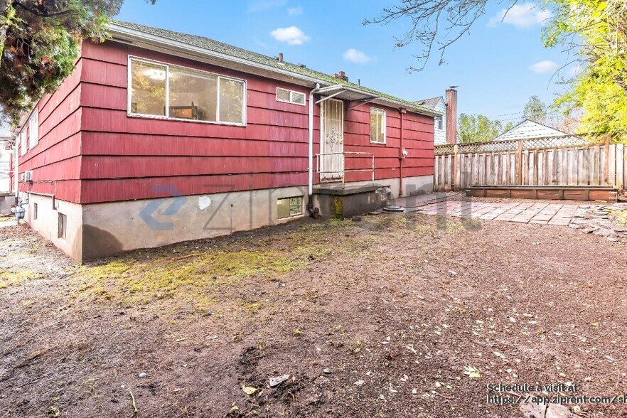 Building Photo - 6115 NE Clackamas St