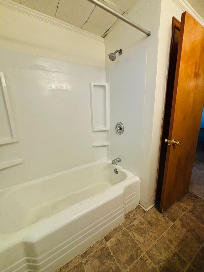 Building Photo - 208 Broce Dr