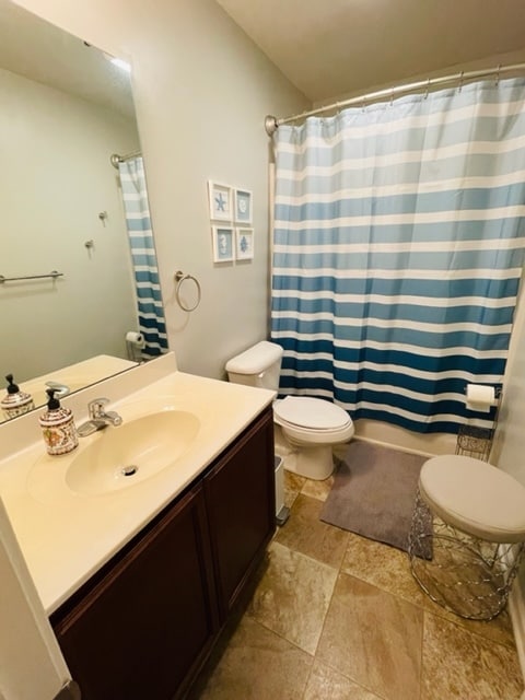 Hall full bathroom - 709 Elton Ave