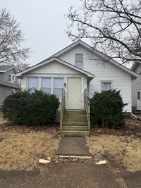 Building Photo - 3B / 1B home with over 1200 square feet!