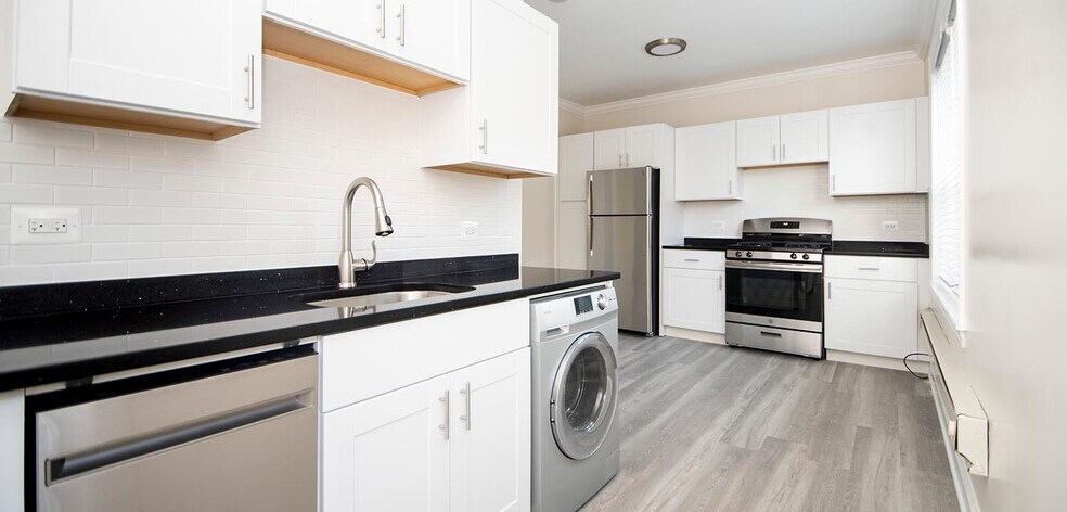 Primary Photo - 800 W Cornelia Ave