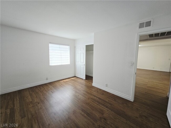 Building Photo - 5081 River Glen Dr