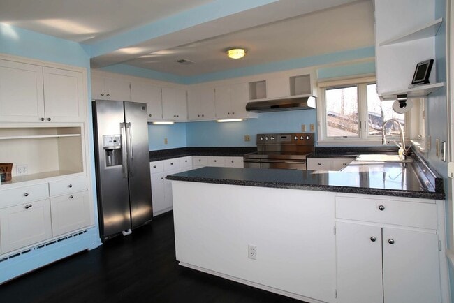 Building Photo - AVAILABLE AUG 19th - 4 BEDROOM 3 BATHROOM - GORGEOUS LAKE VIEWS