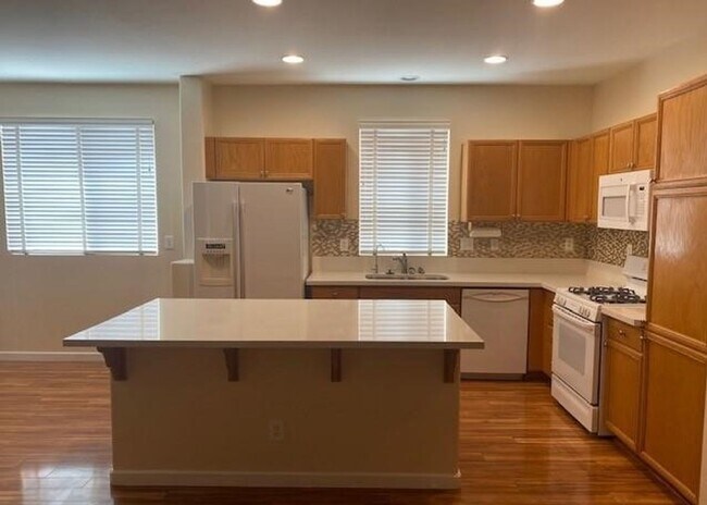 Building Photo - CLEAN ~ TURNKEY ~ SINGLE STORY ~ 4 BEDROOM / 2 BATH