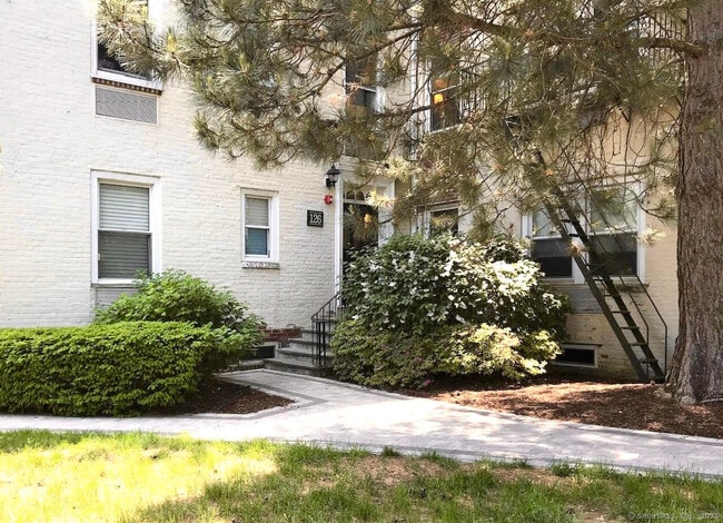 Building Photo - 126 Woodside Green