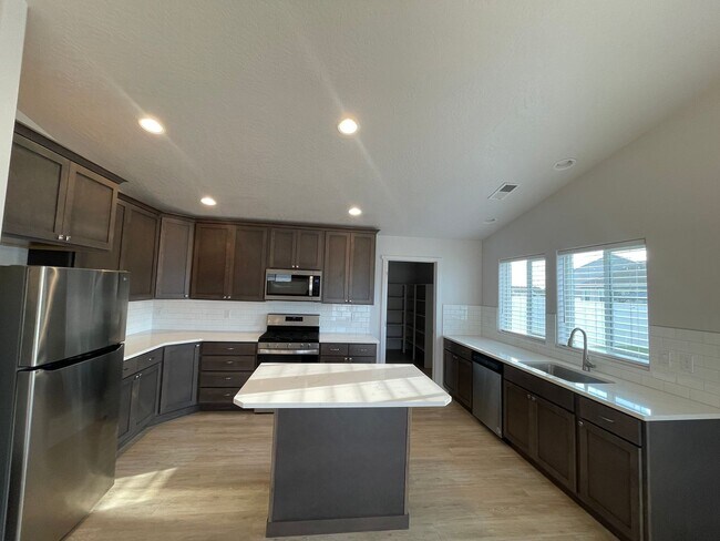 Building Photo - Hayden Rancher