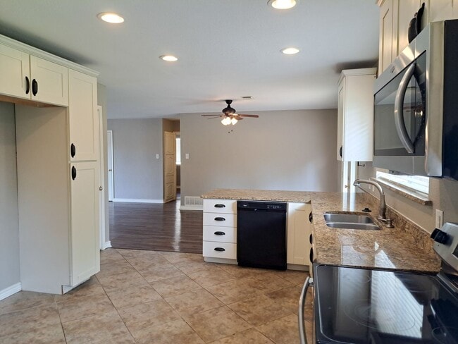Building Photo - 3 Bedroom / 2 Bath / 2 Car Garage