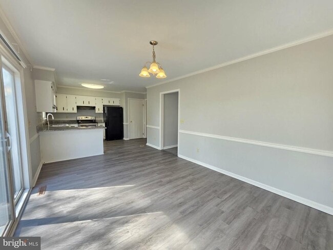 Building Photo - 830 Larch Way