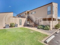 Building Photo - 2673 E Oakleaf Dr