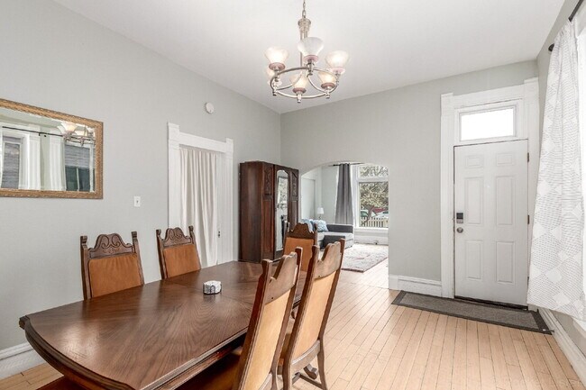 Building Photo - Lovely Victorian duplex for rent 2 bed / 1 bath