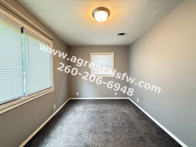 Building Photo - 2 Bedroom House