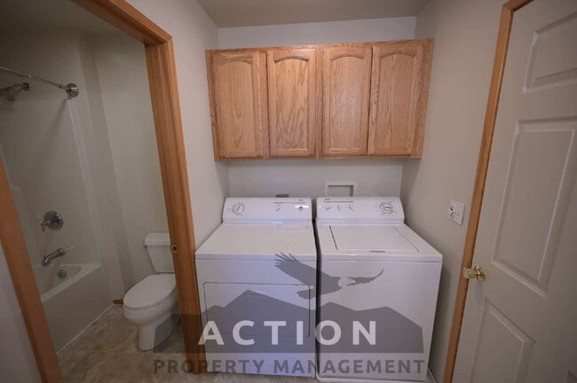 Building Photo - 2 bed 1 bath, top floor apartment in Port Angeles, close to Peninsula College and the Olympic Nat...