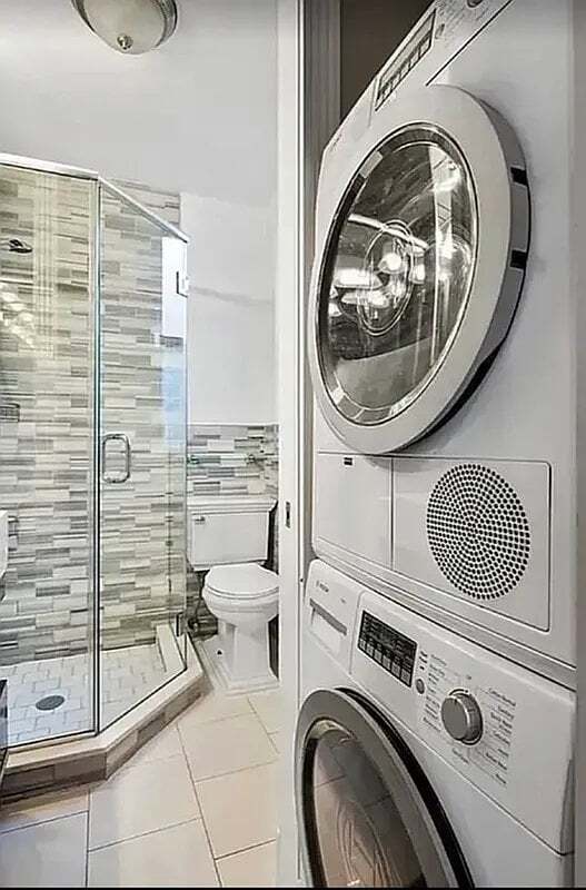 Building Photo - 245 E 44th St