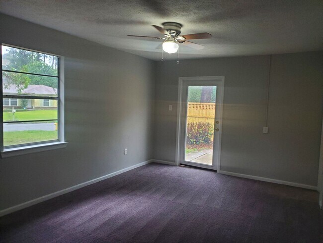 Building Photo - Spacious 4 bedroom in Berkshire West!
