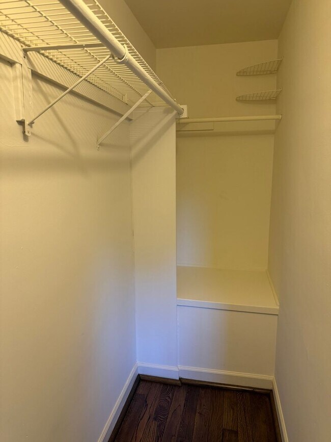 Building Photo - Beautiful 2 Bed 2 Bath Clarendon End-Unit ...