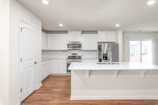 Building Photo - Move-in Ready 5 Bedroom Home!